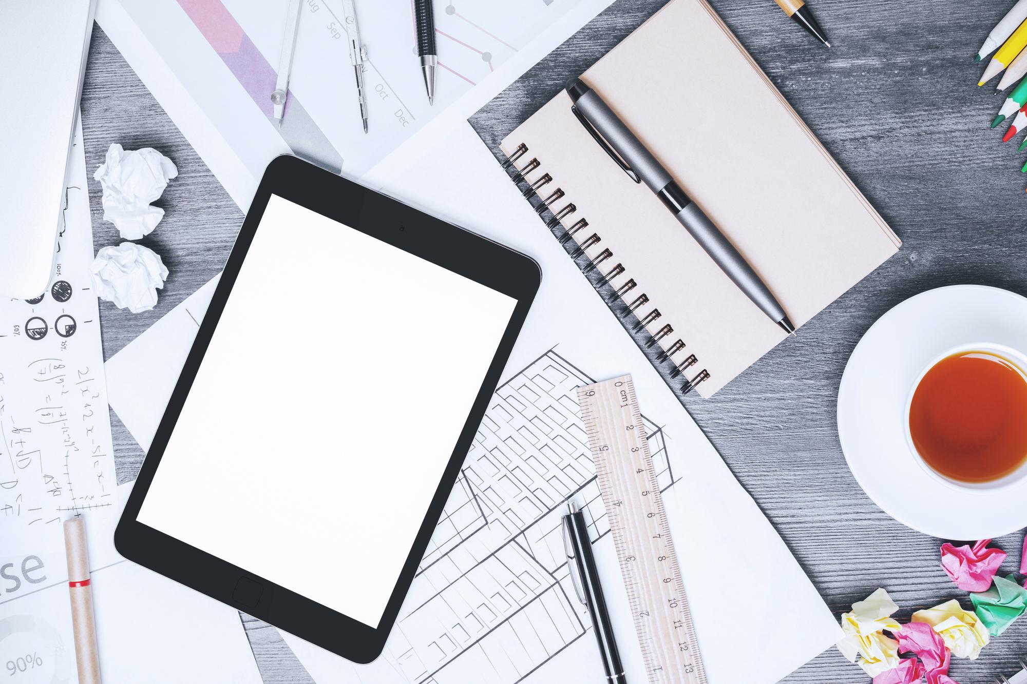 Workshop table with threads and digitized pattern on tablet